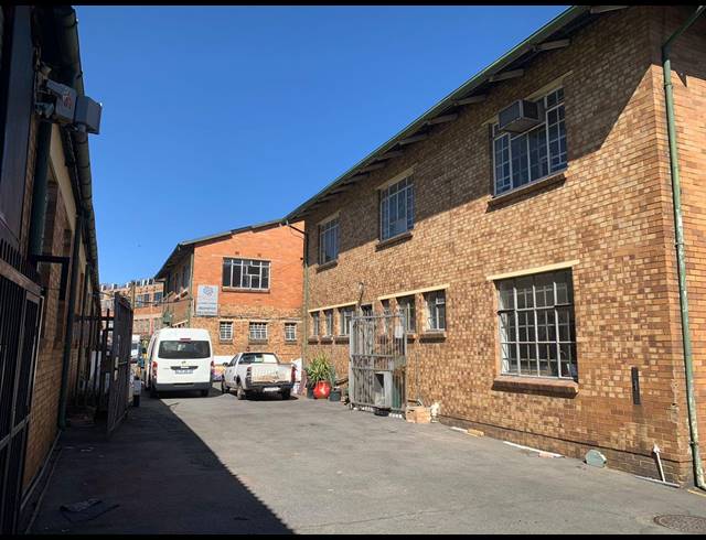 5,100M² WAREHOUSE FOR SALE IN INDUSTRIA